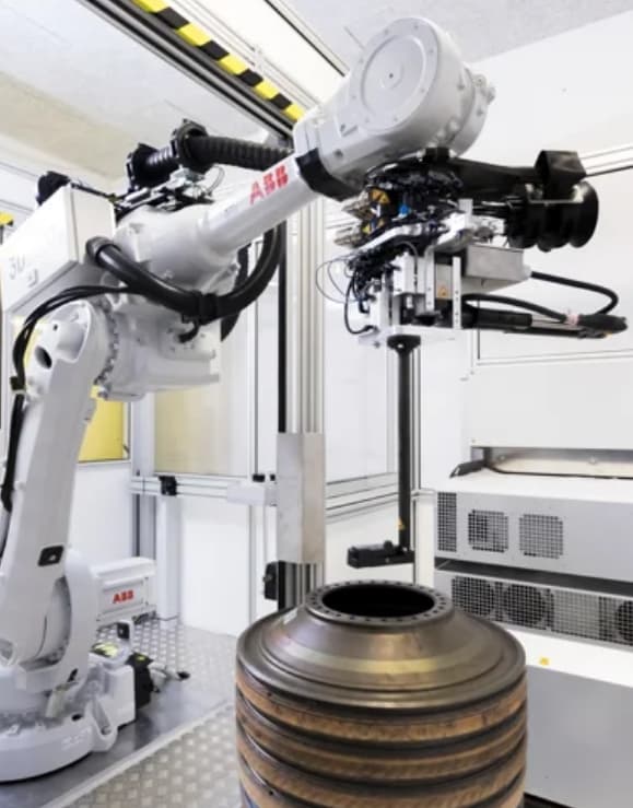 MTU Triebwerksmontage mit Roboterarmen