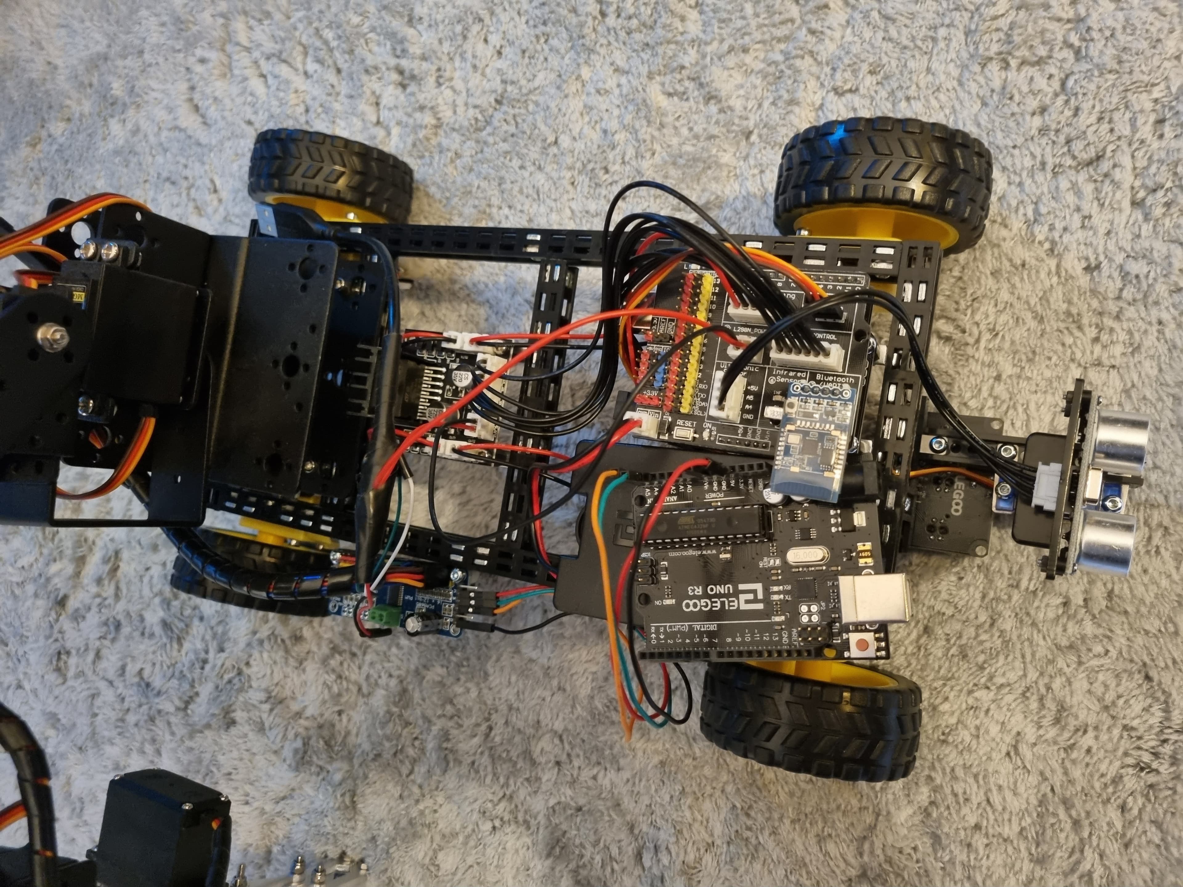 Selbstgebauter 6-Achs-Roboterarm auf einem Auto